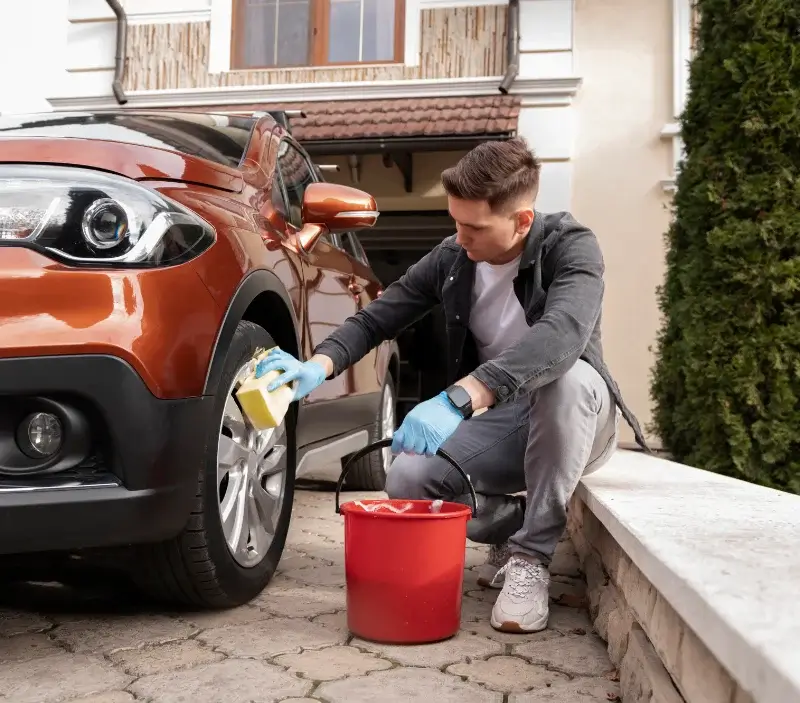 Lavage auto à domicile Ornolac-Ussat-les-Bains : professionnel intervenant sur un véhicule
